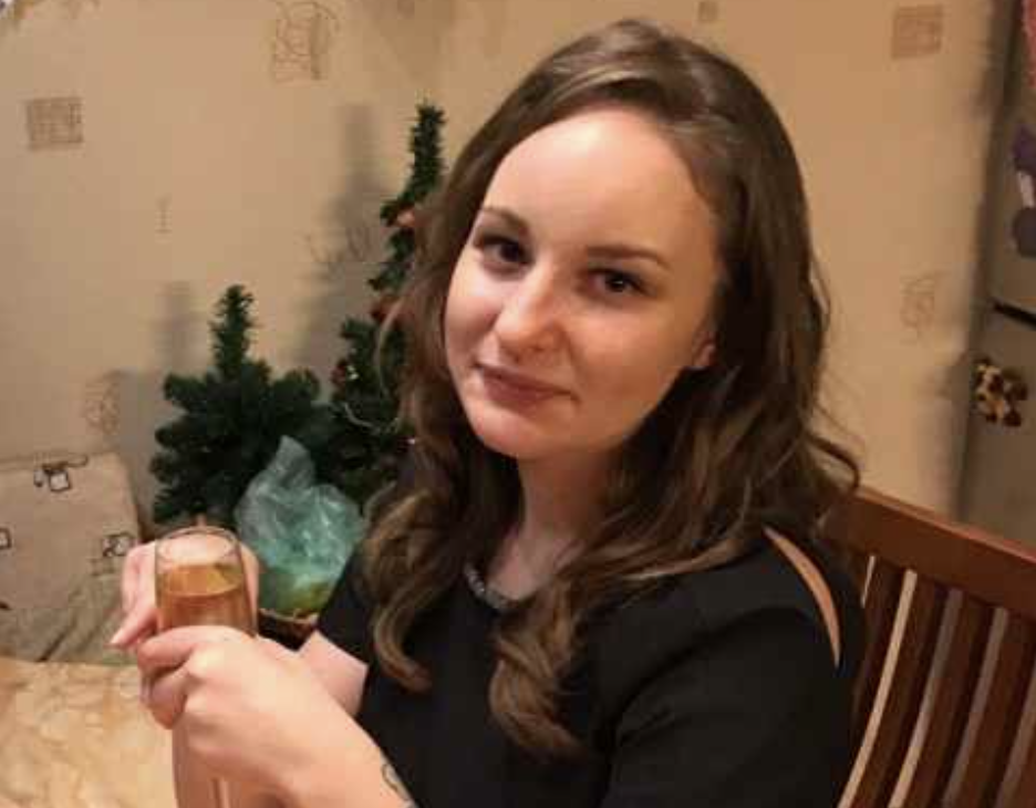 – Ну що, передумала розлучатися? Вирішила приповзти назад? Ірина посміхнулася, притискаючи телефон до вуха. За вікном грудневе небо наливалося сірим, і десь унизу, на подвір’ї, вже кричали діти, катаючись на ковзанці. – Не дочекаєшся, Антоне. Я з іншого приводу. На тому кінці повисла пауза. Ірина уявила, як чоловік зараз морщиться, намагаючись збагнути, навіщо вона взагалі набрала його номер. Після того як вона пішла три місяці тому, забравши Світлану, вони спілкувалися лише у справі. Розлучення, поділ майна, питання аліментів. Сухо, по-діловому. Жодних зайвих слів.