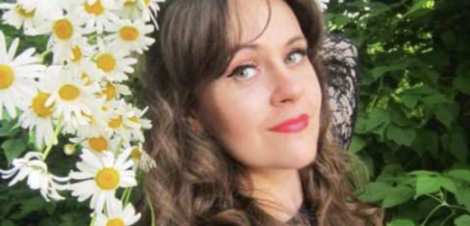 – Ого, ти постаралася! — сказав він, підходячи до дружини та обіймаючи її. – Вечеря виглядає приголомшливо. – Я хотіла зробити тобі сюрприз, – з усмішкою відповіла вона. – І це ще не все. Ганна пішла до шафи, дістала акуратно упаковану коробку та простягла її Дмитру. Він з цікавістю глянув на неї, потім відкрив упаковку і застиг на мить, побачивши те, що так давно хотів.