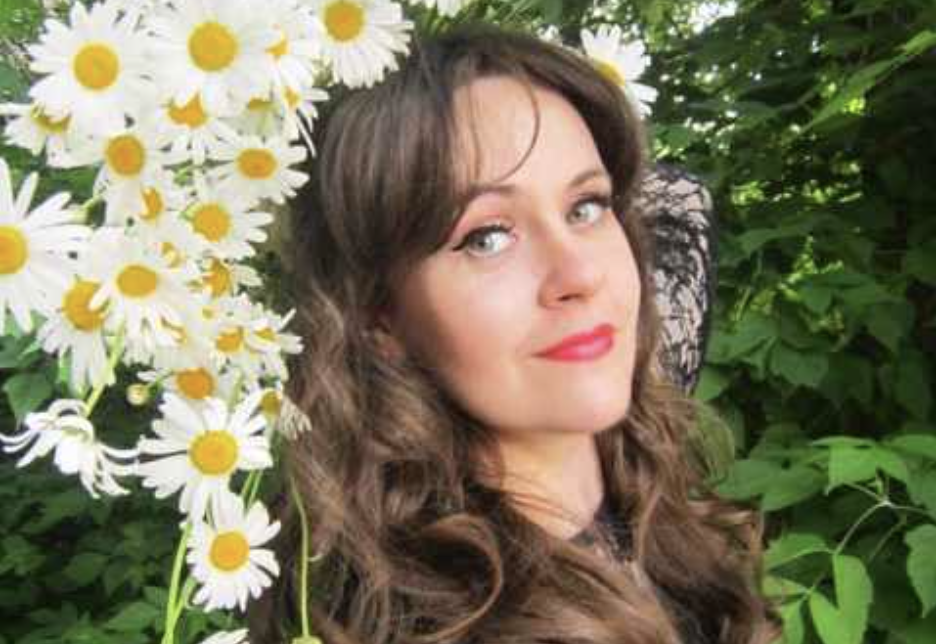 – Ого, ти постаралася! — сказав він, підходячи до дружини та обіймаючи її. – Вечеря виглядає приголомшливо. – Я хотіла зробити тобі сюрприз, – з усмішкою відповіла вона. – І це ще не все. Ганна пішла до шафи, дістала акуратно упаковану коробку та простягла її Дмитру. Він з цікавістю глянув на неї, потім відкрив упаковку і застиг на мить, побачивши те, що так давно хотів.