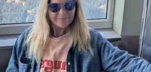 Я прокинулася у палаті ледь розуміючи де я. Все було важко, але я відчувала полегшення, що найгірше позаду. Перше, що я зробила, це спробувала додзвонитися до чоловіка, Андрія. Він не брав слухавку. Я набрала доньку, Вікторію. — Віко, привіт, — мій голос був слабкий. — Донечко, вже все позаду, все пройшло добре, лікарі оптимістично налаштовані. — О, чудово, мамо! — її тон був радісний, але відсторонений, наче вона говорила про погоду. — От бачиш, усе нормально, а ти так хвилювалася! Ну, давай, па-па, я тут дуже поспішаю!