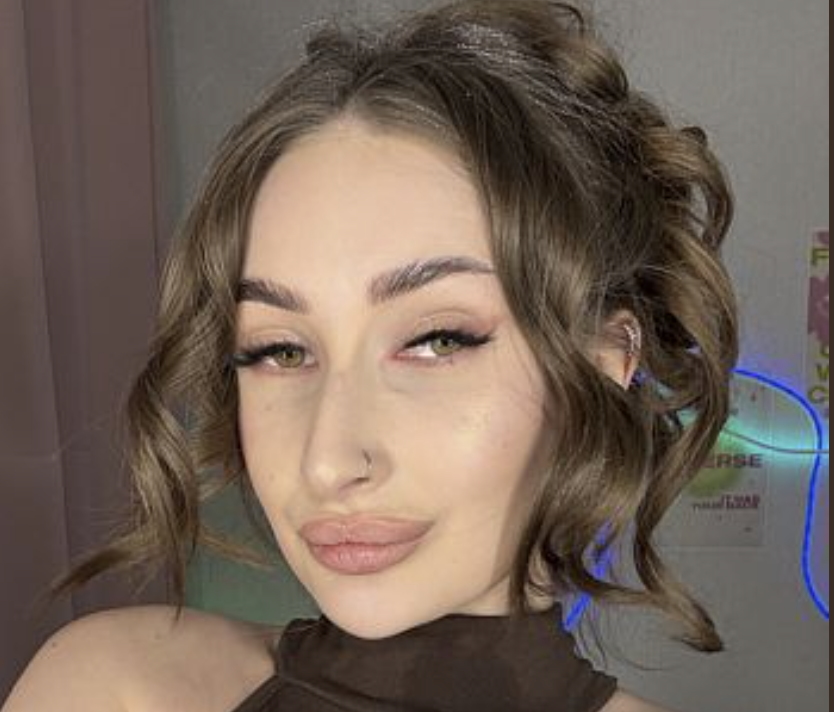 — Максиме, відчини двері, кого там принесло? – гукнула вона чоловікові. Максим неохоче підвівся з дивана і пішов відчиняти. – Тітка Тамара? Ви звідки? — Максим був щиро здивований, коли побачив сестру матері. Постаріла, звичайно, але виглядала добре для свого віку. — Доброго вечора, Максиме. А я до вас. Можна?