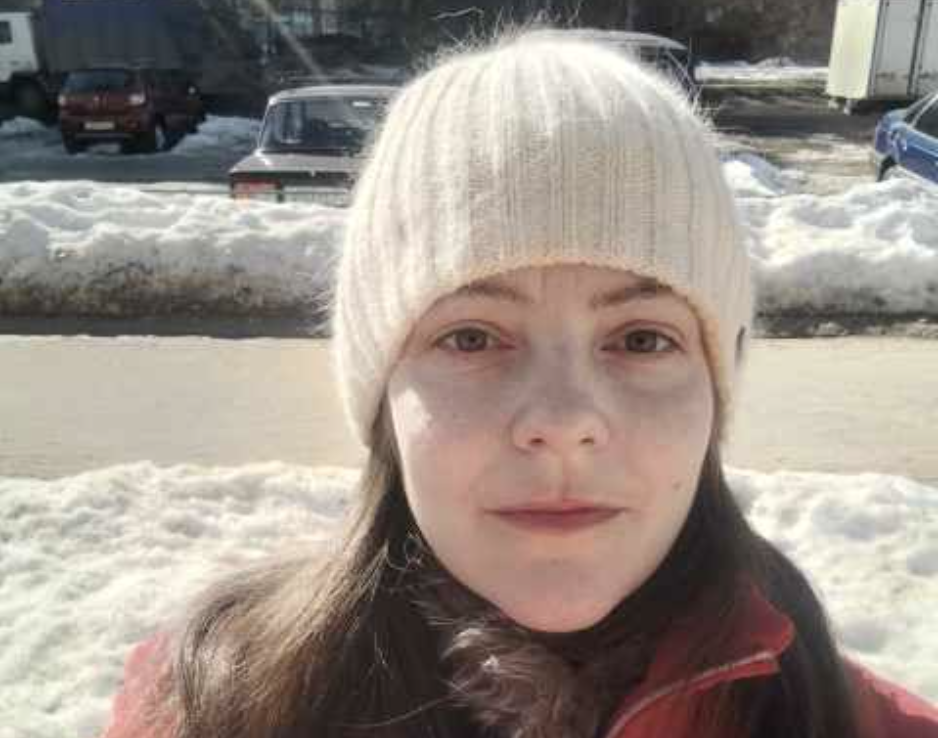 — Тепер Валера істерики їй влаштовує, каже, що дозрів для шлюбу, що хоче весілля й урочистостей, і сукню, і родичів на банкеті, — розповідає Анжела подрузі. — Отакої! А шлейф сукні нареченої радісно понесе їхня спільна донька, чи що? Чи, на думку тата, її нарядять подружкою нареченої? — відповідає подруга. — Я чудово пам’ятаю, як Ксюша твоя страждала. Особливо коли чекала на дитину, а Валера казав, що він — птах гордий і в РАЦС його животом не заштовхати. Мовляв, дитину визнає, а одружуватися — дякую, прощавайте. І що ж таке сталося в нас, га?