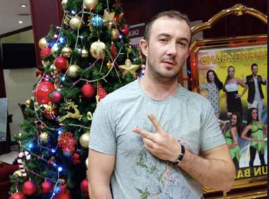 Все відбулося якось буденно. Без сліз, вмовлянь і нервів. Батько присів переді мною, чотирирічним, незграбно обійняв і непевно поцілував у щоку. – Прощавай, сину… Підхопив свою легку коричневу валізу зі шкірозамінника, ще раз уважно подивився на маму і пішов. Тільки після того, як зачинилися двері, вона опустилася на кухонний табурет і сховала обличчя в долонях. – Ось і все…