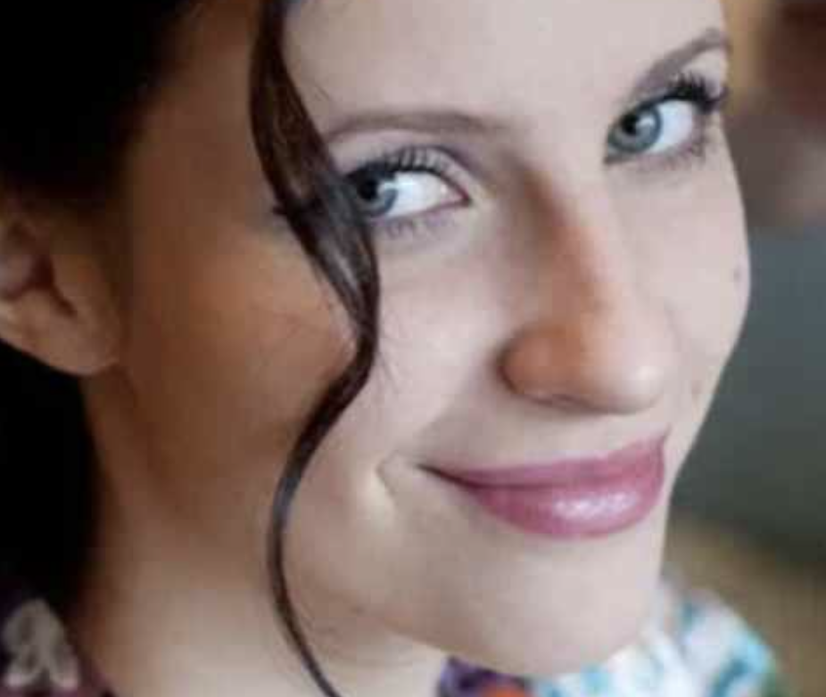 Поліна вискочила на ганок ресторану, коли в банкетному залі ще співало і танцювало весілля. Пухнасті від інею гілки дерев на тлі вже темного неба, великі, ніби танцюючі в повітрі сніжинки, різнокольорові вогники гірлянд на ялинках, що ростуть уздовж алеї – все це створювало казкову картину свята. Але в душі Поліни вирували зовсім інші почуття. Образа, невдоволення, бажання поквитатися, розтоптати так само, як тільки-но розтоптали її. Дівчина подивилася на букет, який вона все ще тримала в руках, і сунула його в бак для сміття, що стоїть біля ганку. Потім запахнула легке пальто і зробила крок назустріч таксі, що тільки-но під’їхало.