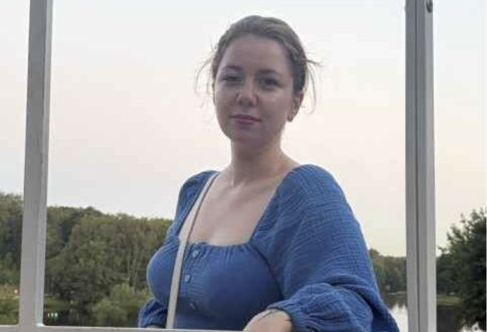 — Це ж твоя свекруха! І ти сама сюди поперлася. Я кликала тебе в клуб. Але тобі свіже повітря подавай! От і дихай тепер! Ай! — скрикнула Ізольда, коли нахабний ґедзь прокусив тонку тканину трико й увігнав своє жало в м’яку, округлу задню частину дівчини. — От звірюка! — Так тобі! — засміялася Іра, але працювати теж перестала. — Як успіхи? — повернулася до дівчат Ганна Петрівна, але, побачивши, що навіть десята частина не прибрана, насупилася. — Проблеми?