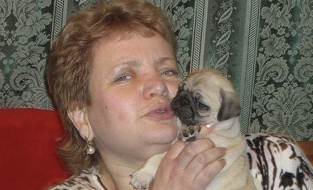 – Я хочу розлучитись і прошу поставитися до цього з розумінням, – несподівано сказав Василь, відводячи погляд. – Діти вже дорослі і все зрозуміють, онукам до цього діла немає, а ми можемо просто і без сварок поставити крапку. – Ми сорок років живемо під одним дахом, і в шістдесят три роки ти раптом зібрався змінити життя? – не розуміла Марія. – Я маю право знати, що буде далі. – Ти залишишся в нашій міській квартирі, я переберуся на дачу, – явно все заздалегідь вирішив Василь. – Ділити нам з тобою нема чого, а потім все одно майно залишиться донькам.