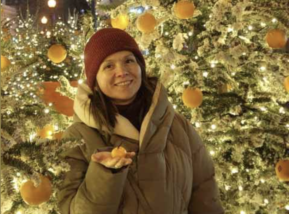 Таня помітила, як Михайло обережно поставив чашку на стіл, ніби боявся гучним звуком розбудити в ній бурю. Вона стояла в дверях кухні, стискаючи телефон у руках. Нарешті, він підвів на неї очі, в яких вже промайнуло передчуття наближення розмови. — Тож, ми тепер живемо втрьох? — запитала Таня, її голос був майже спокійним, але Михайло прекрасно знав, що це лише затишшя перед бурею. — Тимчасово, — коротко відповів він, підводячись зі стільця. — Тимчасово? І скільки це «тимчасово»? — її голос став різкішим. — Місяць? Рік? Поки я не почну жити на кухні, а твоя мама — в нашій спальні?