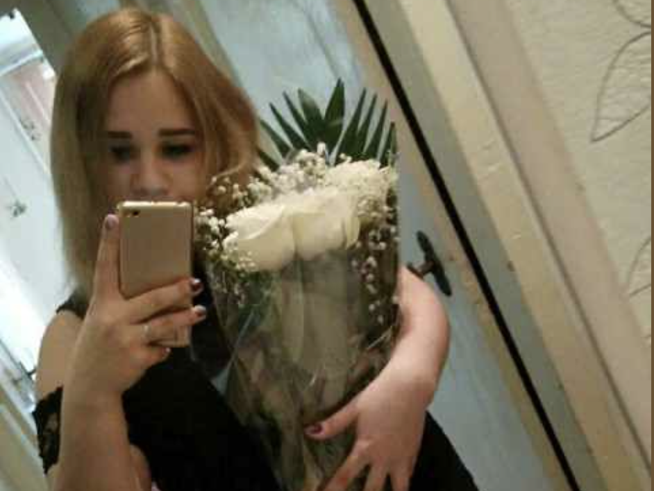 Тата Олена з братом не бачили багато років. Одного разу, під час святкування маминого дня народження, у двері подзвонили. На порозі стояв незнайомий чоловік. Олена запросила його до кімнати з гостями й пішла на кухню за додатковою тарілкою. Дівчина навіть розлютилася на матір, бо та не попередила про ще одного гостя. До того ж, цей чоловік прийшов без квітів і подарунка, що здалося Олені неповагою. Коли вона повернулася до кімнати, там панувала тиша. Мати стояла, ніби завмерла, а її обличчя стало блідим. Олена не розуміла, що відбувається. Жінка взяла гостя за руку й швидко повела його до виходу. Незнайомець пішов, а святкування продовжилося, ніби нічого й не сталося. Однак Олену мучило питання: хто цей чоловік?