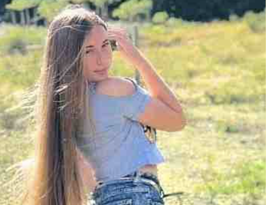 Ірина з Петром вже й не чекали, а тут така радість – син приїхав! І приїхав Миколка в село не сам, а з молодою дружиною. – Ось, батьки мої любі, знайомтеся, це моя дружина Ліза! – заявив він з порога. – Як дружина?! – сплеснула руками Ірина. – А коли ж весілля було? – А не було весілля, розписались і все. Батьки накрили стіл, поставили частування, смаколики різні. Невістка їм сподобалася. Гарна дівчина, скромна. Погостювали молоді в селі, та й додому поїхали. Приїхали вони аж на Різдво. Невістка, як зняла пальто, так Ірина й ахнула…