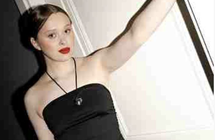 Роман, мужик під шістдесят років, жив у невеликому приміському селищі сам у батьківській хаті. Матір і батька він поховав два роки тому, і з дружиною був давно розлучений. Донька Рита жила в місті своєю сім’єю, і приїжджала провідувати батька у вихідні, і в літню відпустку.