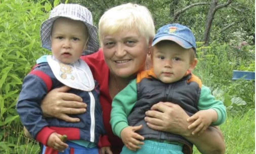 Після п0хор0ну чоловіка Марта поїхала закордон на заробітки. Бо треба дітей підіймати на ноги. Однак, замість грошей вона привезла нового чоловіка!