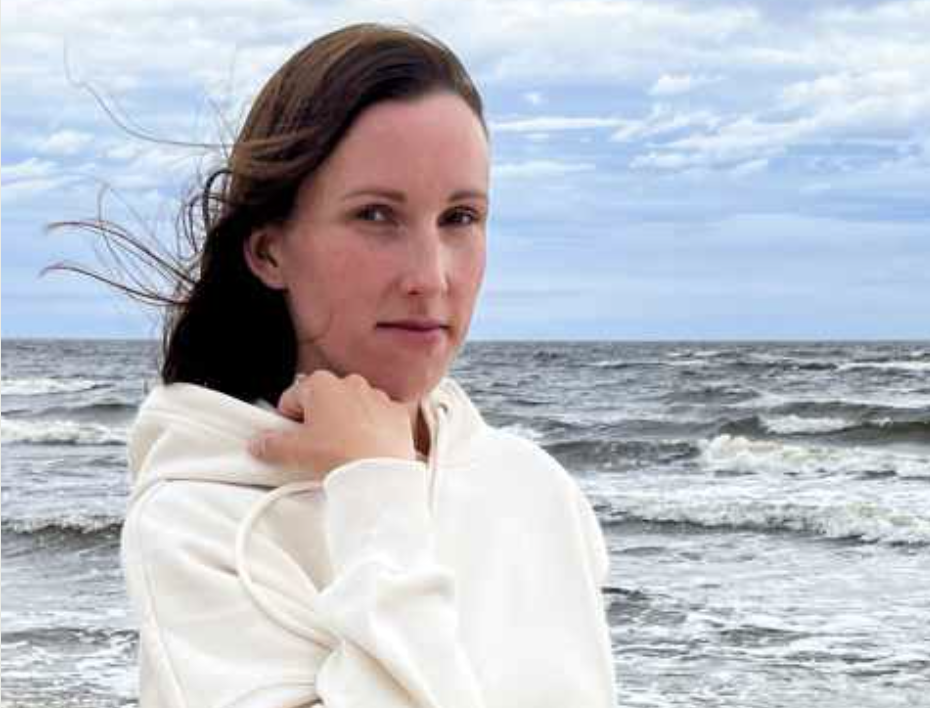 Олена тільки скинула з ніг робочі туфлі, коли різкий дзвінок домофона прорізав вечірню тишу квартири. Голос у слухавці звучав весело і безтурботно: — Ми вже заходимо! Відкривай! Тетяна. Зовиця. Яка ніколи не вважала за потрібне попереджати про свої візити заздалегідь.