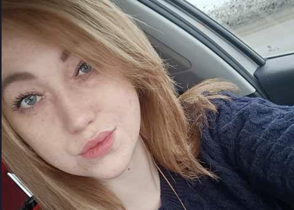 Мати метушилася на кухні, вона смажила, парила, пекла і при цьому щось терла, протирала пил, крутилась. Юля тихо увійшла, поставила портфель, сіла на стілець. – О, Юлька, привіт, вчасно ти, давай, переодягайся, донько, треба допомагати. – Щось живіт болить, мамо. – Чого він у тебе болить?