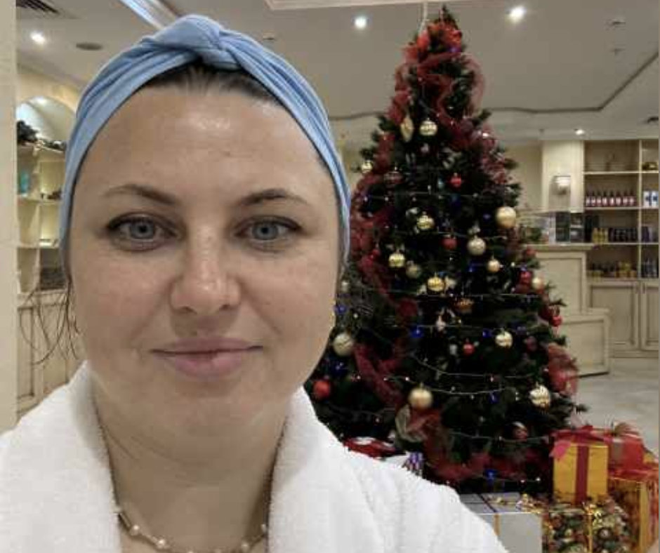 – Це вона, дружина Тамариного коханця, – почула Надія, пройшовши в кінець салону автобуса і вмостившись за двома дівчатами, що поглядали на неї, як тільки вона зайшла в автобус і тепер голосно шепотілися. Надя зіщулилася, не стільки від холоду, а й від почутих слів. Покрутила головою – поряд нікого більше не було. Але ж не про неї, напевно, йшлося?! Друга дівчина зупинила балакучу. – Чого галасуєш? – прошепотіла вона тихіше. – Почує ж! – Ой, думаєш, вона не знає, з ким живе? – не вгавалася подруга. – Не дивно, що від такої мужик гуляє. Ніяка!