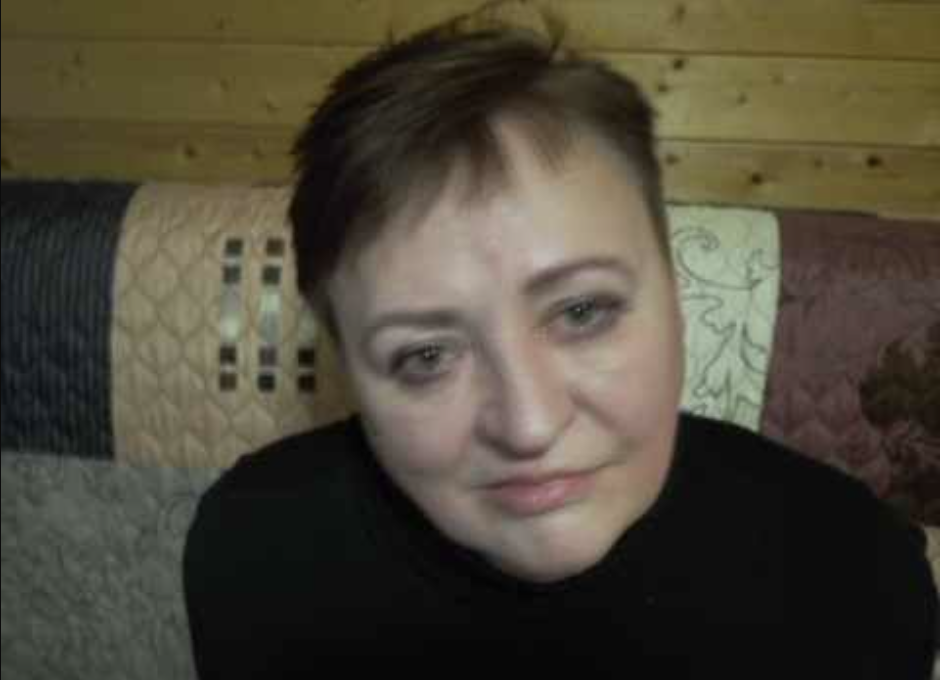 І ось тепер, коли батька не стало, треба тепер їм щось вирішувати з матір’ю. Світлана точно не візьме матір до себе. У неї чоловік бізнесмен, удома часто бувають гості, а вона сама не вилазить із салонів, щоб відповідати статусу чоловіка. Він теж не може взяти матір до себе. Людочка йому виказуватиме щодня.