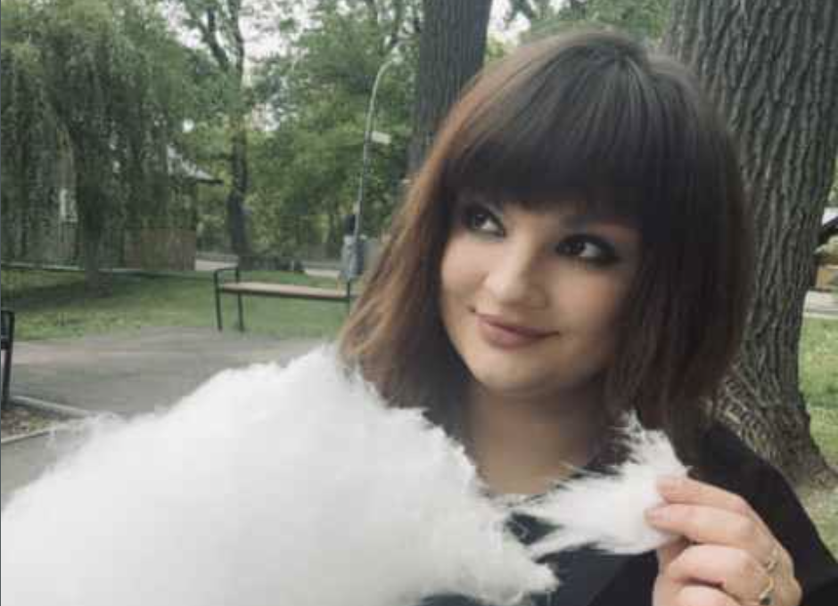 – Куди це я маю переїхати? – здивувався колишній чоловік. – Назад до мами – на свої законні метри! – пояснила Зоя. – У тебе там скільки? Одна чверть? От і їдь! Якщо ти почав на чужій площі качати права, то я змушена вжити заходів у відповідь! …Зоя Федорівна, вродлива сорокарічна жінка, закохалася. І не тільки закохалася, а розлучилася з чоловіком і переїхала до коханої людини. Плід їхнього кохання – дев’ятнадцятирічний син Федір залишився жити з татом, бо хлопчику потрібен батько!