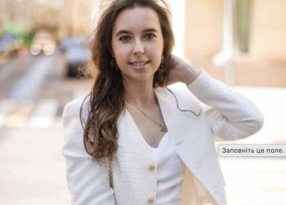 Наталя пішла несподівано. Просто в один будній день провела чоловіка і сина на роботу, дочку в коледж, свекруху в поліклініку робити крапельницю, процес нешвидкий, зібрала всі свої речі і переїхала в квартиру, яка їй недавно дісталася від бабусі. Бабуся ця була мамою її батька. Тітка владна, характер жорсткий, ні з ким ужитися не могла, а з Наталею ось ладнала. Та дбала про бабусю до останнього дня, однак, коли після відходу в інший світ з’ясувалося, що бабуся залишила квартиру саме їй, інші онуки сильно образилися на Наталю.