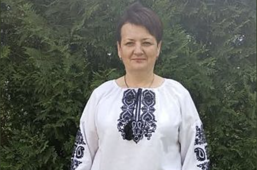 – Мамо, не приїжджай! Він нас вигнав! Наталя говорила тихо, але за її спиною схлипування Соні перекривали все. Ганна Петрівна зупинилася прямо біля машини, стиснувши коробку із подарунками. – Куди вигнав?