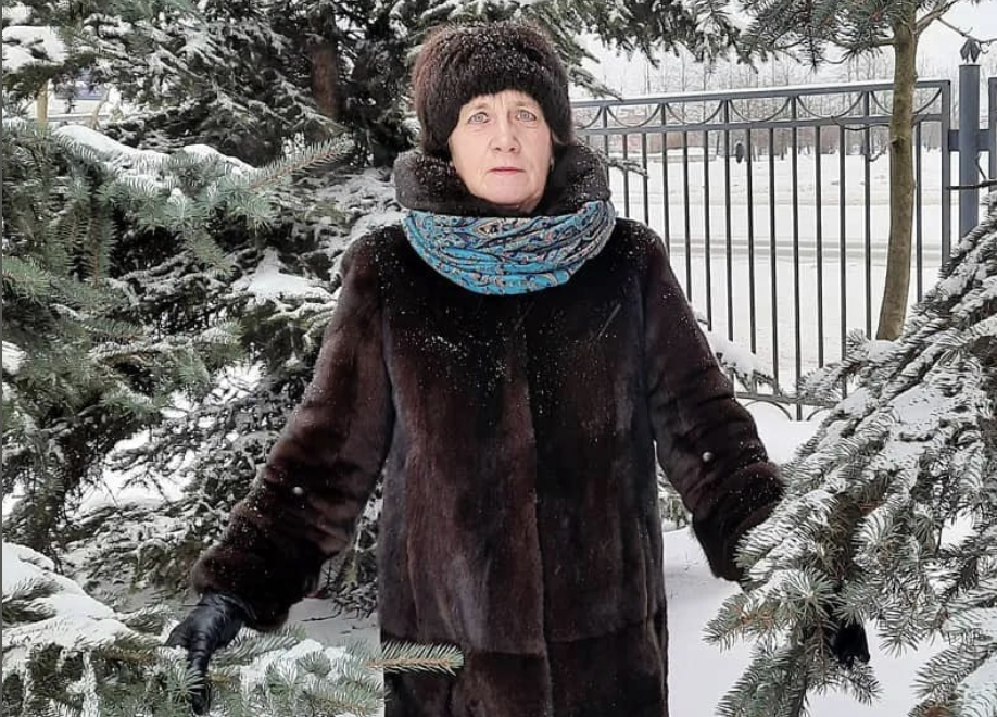 Віддала доньці свою двокімнатну квартиру, а сама переїхала до мами. Навіть допомогла ремонт робити, а як народилися малюки – то ледь не щодня в гості заходила, аби з онуками поняньчитися.  Якось я була в них на районі, заходила на базар. Продуктів взяла трохи більше, ніж зазвичай. Хотіла ще Вірі занести.  Заходжу на кухню, а сваха там чай п’є. На столі аркуш паперу. і уявіть моє розчарування, коли я випадково побачила, що та було написано. Не очікувала такої підлості від єдиної дитини.