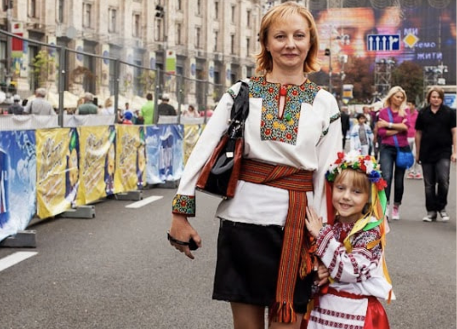 – Добрий день! Я вас слушаю! Хотіте дать ребенка в наш садік? – Мене немов окропом облили, коли я почула ворожу мову. І це говорила не якась там вихователька Донецького закладу, а завідувачка столичного садочка.  Врешті мені все ж довелося віддати доньку на виховання в заклад, та згодом дитина почала розповідати такі дивні речі. Не уявляла, що таке може коїтися в освітній установі в наші важкі часи.