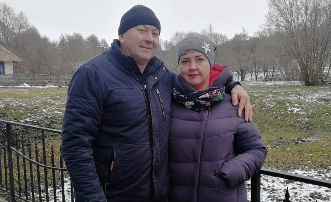 Я в Німеччині на заробітках. А син вирішив мене так осоромити на все місто! Боже, люди добрі, мені як подруги почали одна за одною писати та телефонувати у Скайп. Коли я почула ці плітки – то аж за серце вхопилася.  Виявляється, Микита знайшов собі дівку….