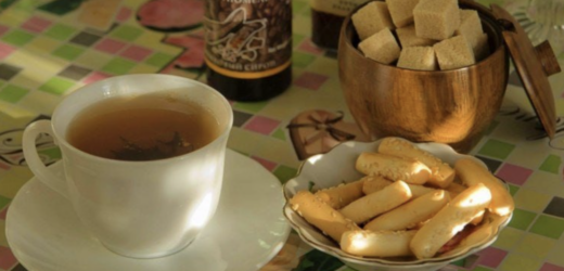 Приїхала до сестри на чай, а вона з порога заявляє “А знаєш, що твій муженьок рога наставляє?” Я аж отетеріла від такої заявочки.  – Жартуєш чи що? – Ні, просто хочу тобі нарешті очі відкрити. От поїдь зараз додому і все сама зрозумієш!..