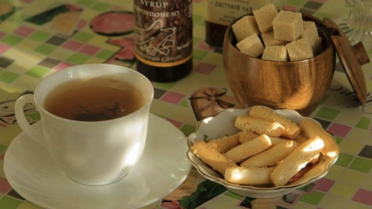 Приїхала до сестри на чай, а вона з порога заявляє “А знаєш, що твій муженьок рога наставляє?” Я аж отетеріла від такої заявочки.  – Жартуєш чи що? – Ні, просто хочу тобі нарешті очі відкрити. От поїдь зараз додому і все сама зрозумієш!..