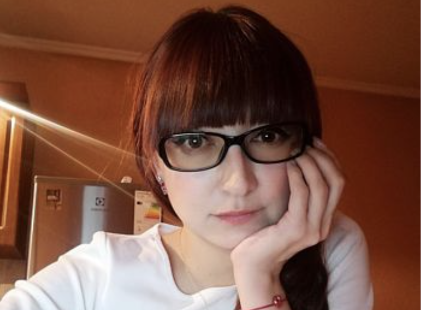 Ось уже три місяці, як вона жила без чоловіка… Після того, як на новорічному корпоративі вона побачила в коридорі ресторану свого Михайла, який обіймав юну співробітницю відділу кадрів, далі жити з ним під одним дахом вона вже не хотіла…