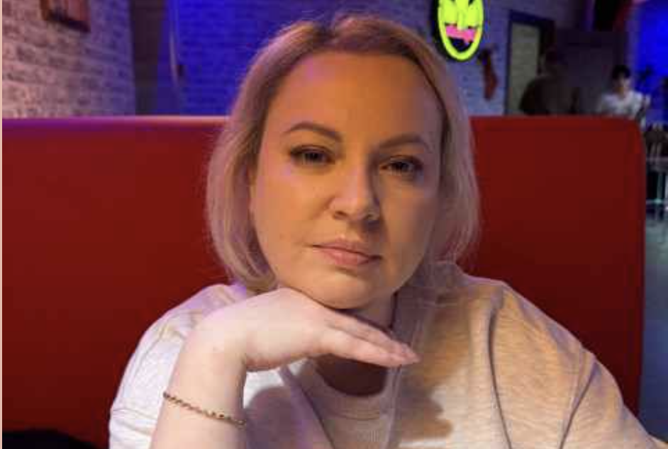 Ігор виходив із дому kоханки. Сьогодні він обіцяв Ларисі, що покине дружину і переїде до неї. Всю дорогу до будинку він прокручував у голові свою промову. Він навіть пошепки казав: -Ти стала домогосподаркою. Зустрічаєш мене щодня у старому халаті, кудлата. Ти навіть книжок не читаєш! Нам поговорити нема про що! Вся твоя межа — це серіали.Вони з Аллою були одружені вже сімнадцять років.