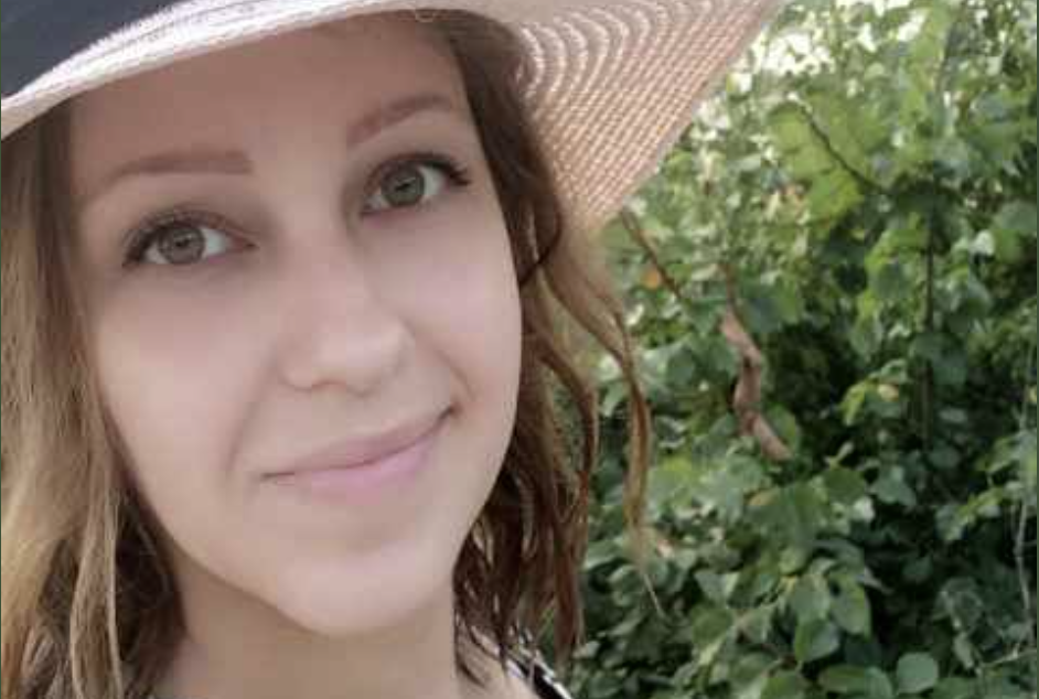 Марина варила борщ на кухні. Раптом жінка почула, як чоловік в сусідній кімнаті з кимось гучно розмовляє. – Та йди ти! – гучно вигукнув Іван. Марина відклала вбік ложку, якою перемішувала борщ, вийшла з кухні. – Що сталося? – здивувалася вона. Іван натиснув на кнопку скидання виклику і ображено кинув телефон убік. – Надя дзвонила. Ну я її, занесу до чорного списку, щоб більше не чути і не бачити, – ображено відповів він. – До чорного списку? Рідну сестру? Що ж такого вона зробила? – здивовано запитала Мирина в чоловіка, нічого не розуміючи.