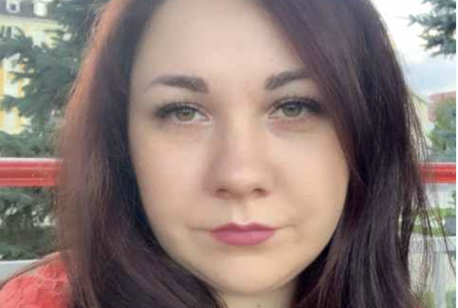 Анна прокинулася від того, що Олексій, її чоловік, шурхотів у шафі, як злодій у чужому домі. — Ти чого тут шумиш? — запитала вона, перевертаючись на інший бік. — Ще тільки шоста ранку. Олексій щось пробурмотів собі під ніс і витягнув з шафи свій старий костюм, той самий, який він одягав тільки на весілля або співбесіди. — Тебе звільнили? — сонно поцікавилася Анна. — Ні. Навпаки, — Олексій виглядав дивно, як людина, яка боїться сказати щось важливе. — Нам потрібно поговорити.