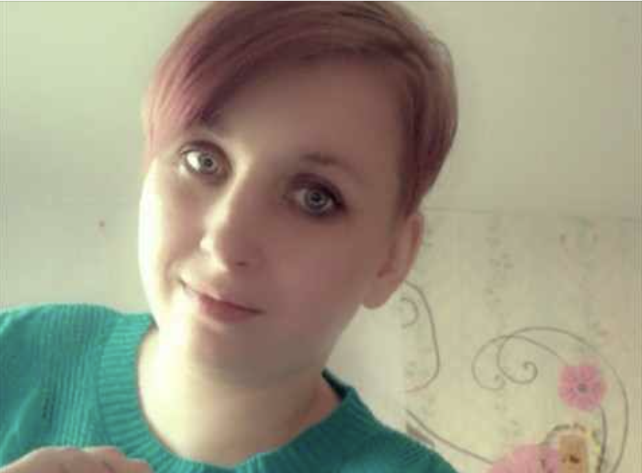 Алевтина Петрівна незмінно з’являлася в магазині рівно о сьомій ранку. Цілодобовий «Продукти. 24/7» до цього часу зазвичай був порожній — лише нічні працівники та випадкові безсонні перехожі заходили всередину. Її потерте сіре пальто та вицвіла хустка давно стали знайомими для персоналу. Старенька приходила двічі на тиждень, точно за розкладом — у вівторок та п’ятницю. — Знову наша бабуся завітала, — позіхнула Ніна, касирка з обличчям, застиглим у виразі вічної втоми.