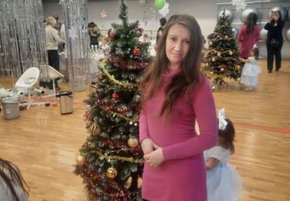 – Це я хочу тебе запитати, що трапилося? Чому у нас знову порожній холодильник? Вранці я приготувала і перше, і друге. Брудний посуд я бачу в мийці. Ти хочеш сказати, що з’їв усе, що я приготувала на два дні? – А що тут такого? Я ж не маю сидіти голодний! – Максиме, що все це означає? – В чому справа, люба? – Підійди, будь ласка, сюди?