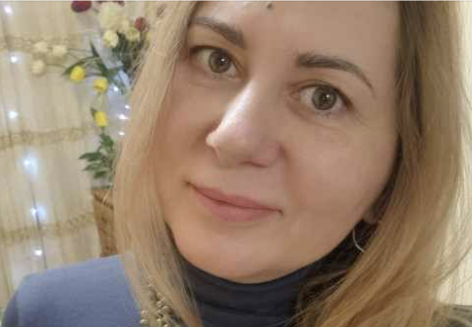 – Антоне, дай мені ключі від машини, будь ласка. Маму терміново треба відвезти в поліклініку, – Віра простягла руку до чоловіка, який лежав на дивані. – Упораюся за дві години максимум, привезу твою красуню цілою і неушкодженою. Антон навіть не підвів очей від телефону.