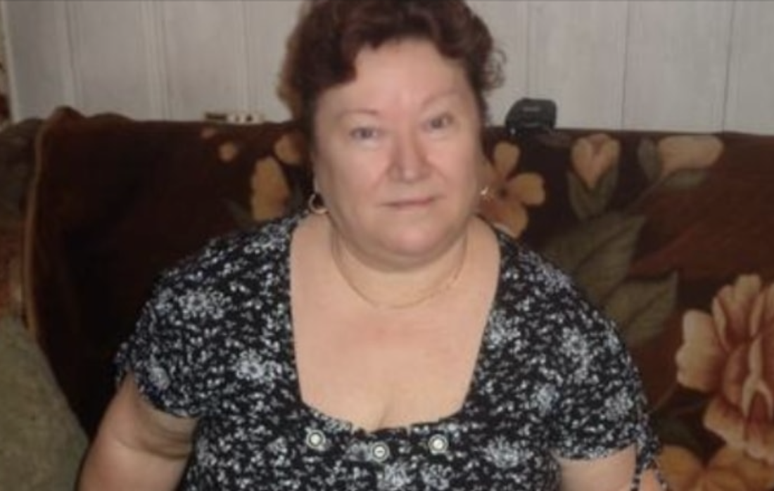 – Марино, хіба я тобі мало грошей даю? Чому ти у такому вигляді? У тебе немає гарного одягу? Нема на що куnити макіяж? Зробити зачіску? – Все в мене є, Вітенько. Часу немає. Павлик захво рів. – Так, захво рів, через це ти навіть причесатися не могла? – Вітю, з хворою дитиною я тільки приготувати тобі поїсти встигла. – Я хочу бачити свою kохану гарною! А не якоюсь лахудрою. – Я – мати та дружина! І лише потім kохана жінка! – От і живи одна, мати! Ольга Захарівна, мати Віктора жила сама. До неї година їзди. Віктор поїхав до матері. – Привіт, синку! А я на тебе не чекала. Ти повз проїжджав і дорогою заїхав? – Ні. Не повз. – Ти з роботи прямо до мене?