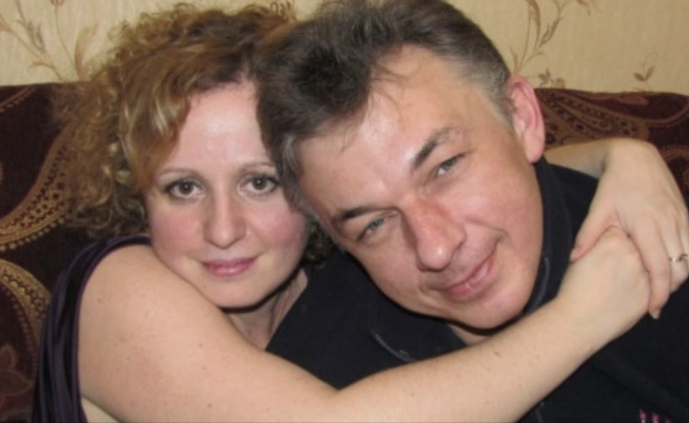 Чоловік мій добре заробляв, був бригадиром на будівництві, їздив на заробітки, тож у нас завжди гроші були. Ми з чоловіком вирішили подбати про майбутнє наших дітей, і наразі була можливість забезпечити їхнє житло. Ми купили дві ділянки недалеко від нас, збудували два однакові будинки для наших дітей. Першим заміж вийшла донька, одразу із чоловіком переїхали жити окремо. Потім син одружився і одразу пішов жити в новий будинок. Ми з чоловіком їм не заважали, до їхніх родин не втручалися, лише час від часу допомагали фінансово.