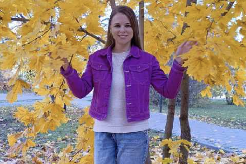 На цьому ця історія і закінчилася б, але дуже скоро Оленка зрозуміла, що дитя під серцем носить. Пішла вона до родички Олега, бо тільки вона знала, де його знайти, але та твердо вирішила не допомагати Оленці, а коли Олег телефонував і питав щось про дівчину, то тітка збрехала, що Оленка заміж вийшла за якогось багатія, і з міста поїхала.