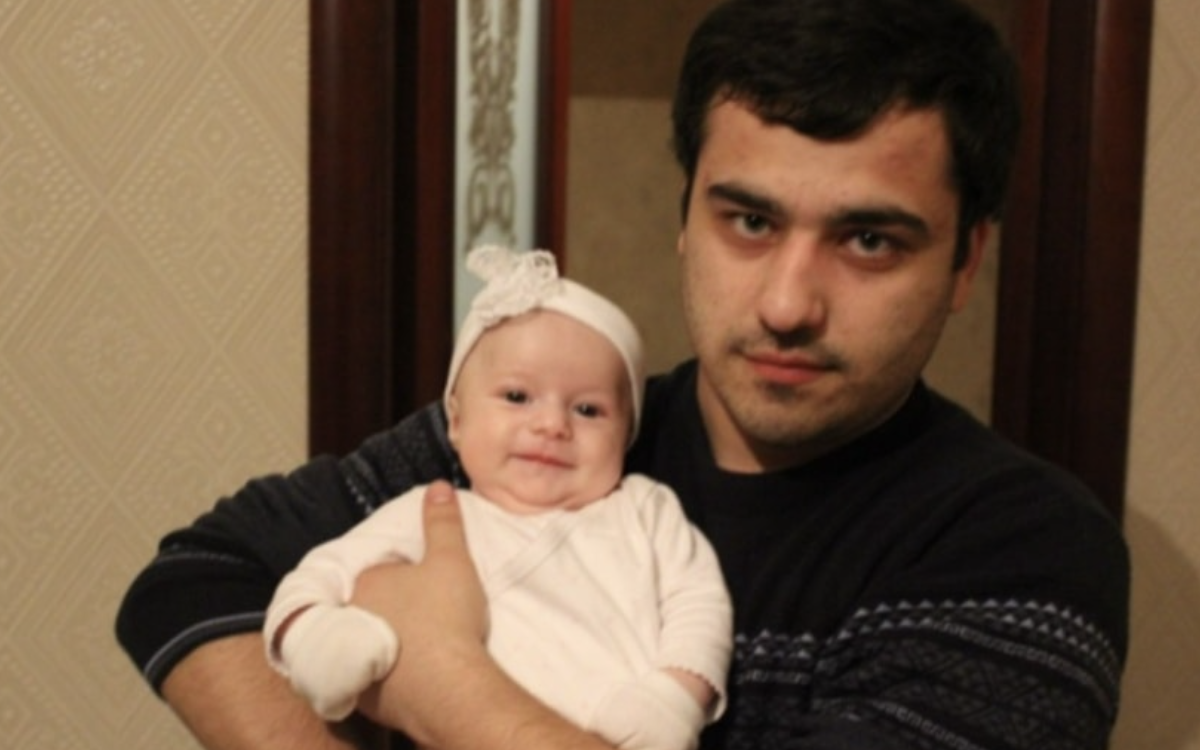 Іван вставав як зазвичай о пів на п’яту ранку, доїв kорову, годував коз і kурей і повертався додому – готувати сніданок, поки діти спали. Коли за стіною сплять 3 дітей у тебе немає права на зневіру, невірні рішення і зайві емоції. Щодо емоцій… побут і низка ідентичних днів відключають їх. — Хлопці, сніданок готовий. Ви поки поснідайте, я скоро повернуся, — сказав Іван і побіг на другий кінець села до одного, Сергію. В селі роботи було замало, а заробляти хотілося всім. Ось чоловік і брався за все, що йому пропонували. — Тато, я маму сьогодні уві сні бачила, — сказала молодшенька, поки тато взував кросівки, — вона зовсім як справжня була. — Впораємося за хвилин 5-10, — сказав Сергій, побачивши його.