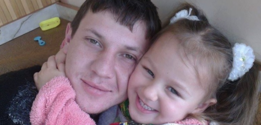 Мій син майже 10 років тому взяв за дружину розве дену жінку. Вона вже мала доньку від першого шлюбу. Чудова дитина на ім’я Христина. Або Христя, як кликала її мати. Я прийняла Христину як онуку. Ніколи не поділяла онуків на рідних та не рідних. Сім’ї сина допомагала, чим могла, коли грошенятами, коли доглядом за онуками, щоб подружжя могло відпочити. З невісткою ми не сва рилися. Але особливої близькості між нами не було. Її колиաній чоловік справно платив алі менти на дочку, але зустрічатися з нею не хотів. Рік тому Христя вийшла заміж..