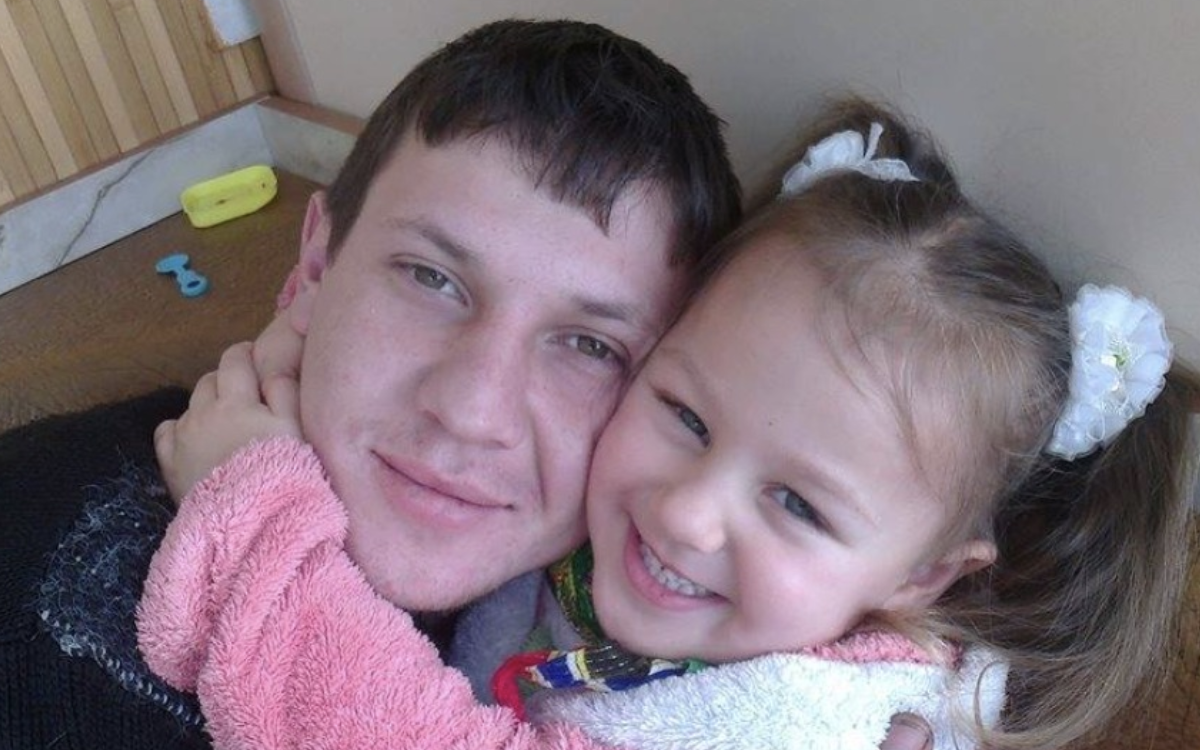 Мій син майже 10 років тому взяв за дружину розве дену жінку. Вона вже мала доньку від першого шлюбу. Чудова дитина на ім’я Христина. Або Христя, як кликала її мати. Я прийняла Христину як онуку. Ніколи не поділяла онуків на рідних та не рідних. Сім’ї сина допомагала, чим могла, коли грошенятами, коли доглядом за онуками, щоб подружжя могло відпочити. З невісткою ми не сва рилися. Але особливої близькості між нами не було. Її колиաній чоловік справно платив алі менти на дочку, але зустрічатися з нею не хотів. Рік тому Христя вийшла заміж..