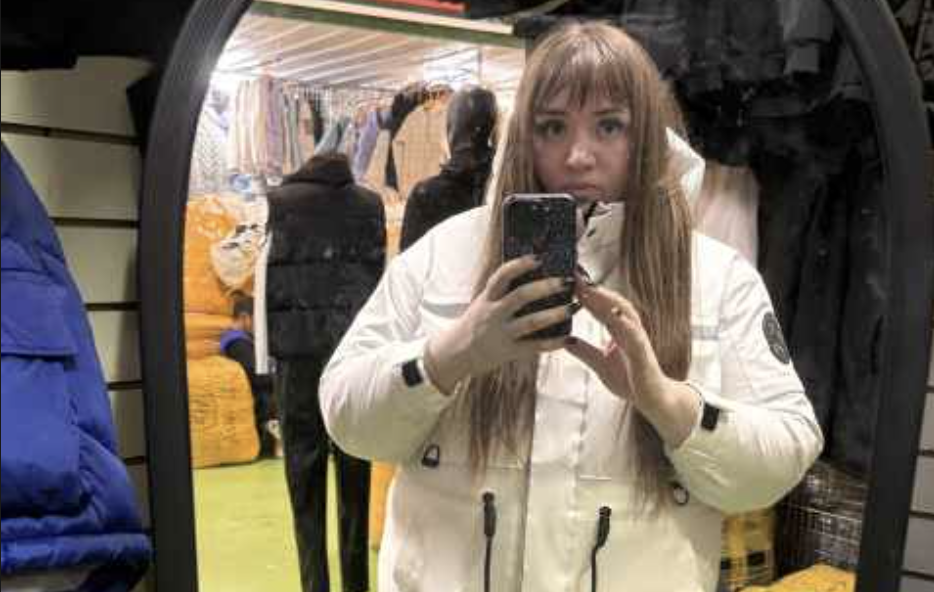 У Діани сталася справжня трагедія. Ще й якраз перед Новим роком. Ілля Макаров її кинув. І заради кого?! Заради тієї, кого вона вважала своєю справжньою подругою. Діана сьогодні пішла на шкільну дискотеку, сподіваючись, що Ілюша до неї повернеться. Вона ретельно підготувалася: вбралася, зробила гарний макіяж, навіть випросила у мами її красиву і дорогу блузку. І все даремно. Коли Ілля прийшов за руку з Оленою, Діана відчула, як до горла підкочується нудота.