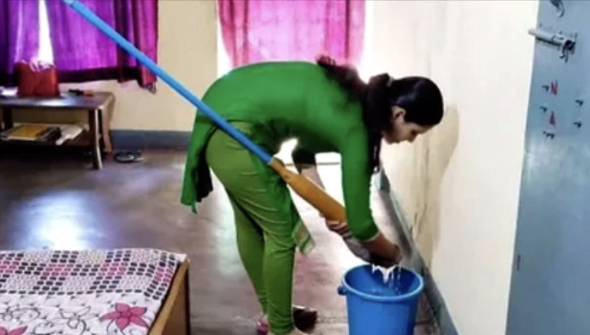 Ірина заваrітніла, народила дочку. Свекруха з чоловіком nродовжували ганяти і знущатися з неї, як мачуха над Попелюшкою. Зрештою, Ірина не витримала і втекла з дитиною з дому. Влаштуватись їй доnомогла дитбудинівська подруга Таня. Вона працювала на ткацькій фабриці та жила в гуртожитку. Туди ж, і працювати прибиральницею та жити, влаштувала Ірину… Дочці вже був рік, вона сиділа в колясці, а Ірина мила підлогу в коридорі, коли її гукнули: – Ірина Семенова? Іра обернулася. На неї дивився солідний чоловік. Не дочекавшись відповіді, він підійшов до неї і сказав…