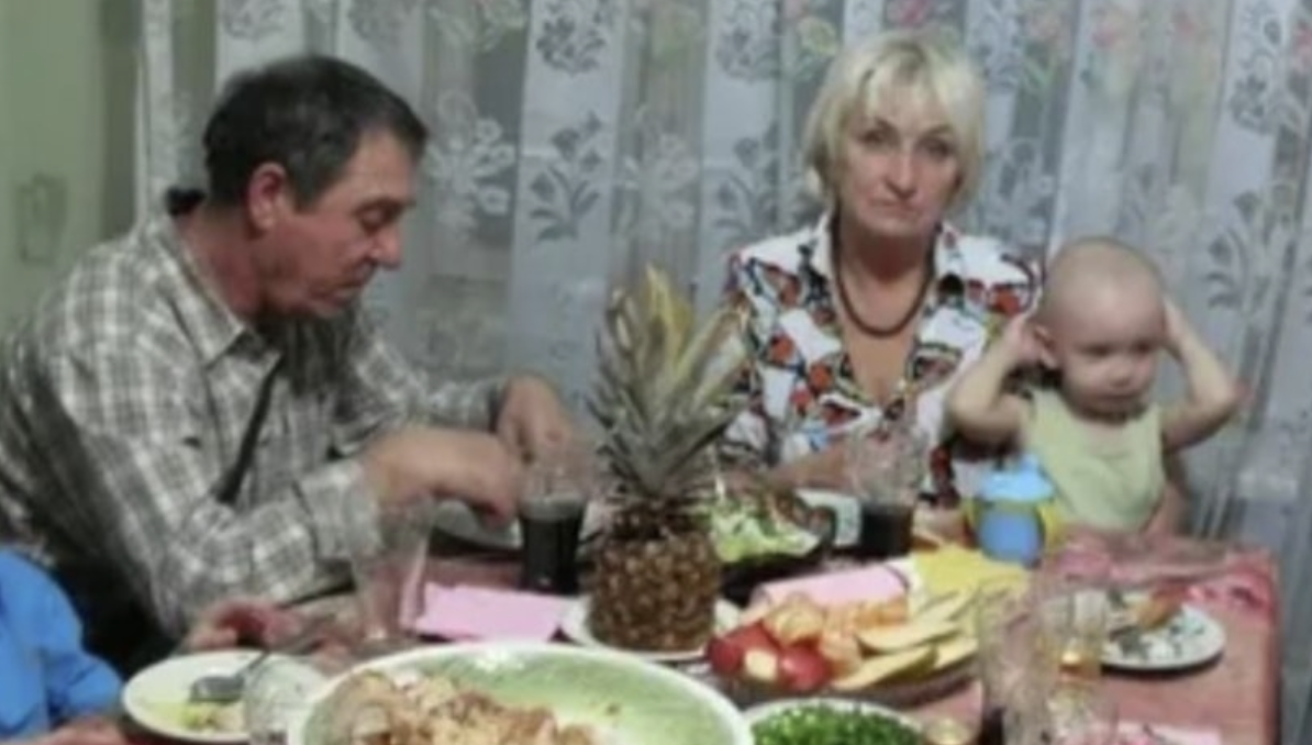 Від матері я ніколи не бачила ласки в мою сторону. Я не пам’ятаю дня щоб вона посміхалася. Минуло вже багато років, але її слова, що я для неї тягар, досі в моїй голові. Але я її давно пробачила. Так сталося, що я залишилася без батька, він пішов з життя через алkоголь, в такому стані він потрапив у бійку. Мама після цього почала сильно пити, всі rроші йшли на пляшки, я могла навіть голодувати через це. В один з її п’яних днів, до нас у двері подзвонили. Мати подумала, що прийшов її товариш по чарці. Але це був якийсь чоловік. – Вам чого? – ось з таких слів мама вирішила почати розмову з незнайомцем…