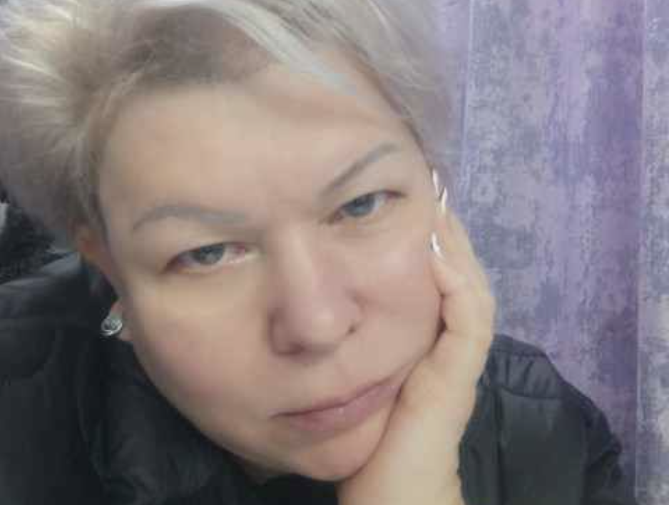 — Ти тут ніхто — живеш за мій рахунок! — гримнув він, кидаючи на стіл порожню тарілку після сніданку. — Тридцять років просиділа вдома, дітей няньчила, а тепер ще й претензії висуваєш!