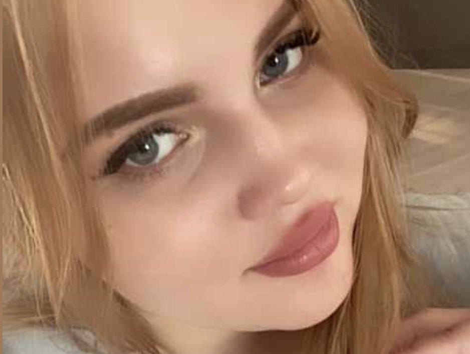 Марина завмерла з чашкою чаю в руках, не в силах відвести погляд від знайомого брелока з маленьким плюшевим котом. Цей брелок вона сама повісила три роки тому, коли вони з Костею отримали ключі від новобудови. Їхнє перше власне житло. Їхня мрія. — Щось не так, Мариночко? — Галина Петрівна підняла на неї невинні сірі очі, клацнувши замком сумки. Її голос був нудотно-солодким, як дешевий торт із супермаркету. — Ні-ні, все добре, — Марина змусила себе посміхнутися. Руки зрадницьки затремтіли, і чай розлився на блюдце.