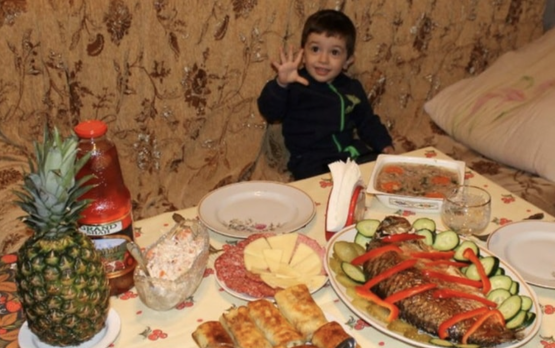 Якось дочка натякнула мені, що її чоловік не схвалює такі мої часті візити. Мовляв, вони молоді, багато працюють і хочуть відпочити наодинці. Ці слова мене поранили, але сваритись я не стала. Наближався день народження мого онука Сергія. Я думала, що мене запросять у гості, приготувала йому подарунок, погладила святковий костюм. Але ніхто заздалегідь не зателефонував. Тоді я сама набрала номер, щоб привітати дитину та не почула запрошення. Така сама історія повторилася з онукою. А я не розуміла, що відбувається. Сховала подарунки у сервант, роздумуючи, чи дарувати їх взагалі.