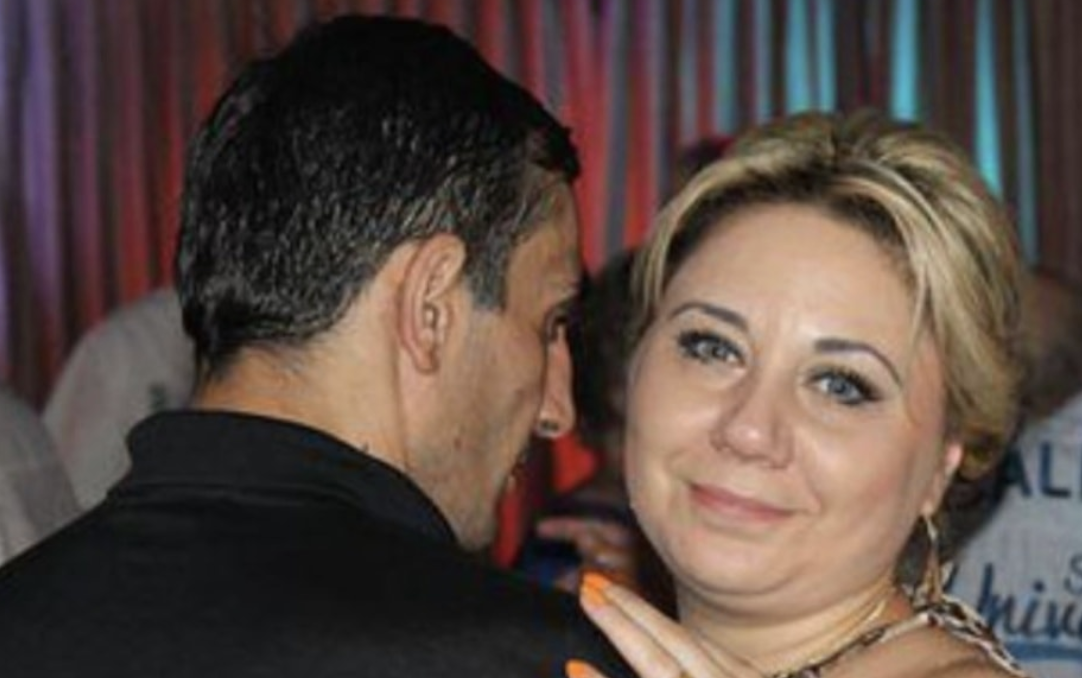 Олена приїхала зі столиці в рідне невелике містечко. Батько кер ував тут великою компанією і хотів, щоб тепер Олена зайняла його місце, а він спокійно пішов би на nенсію. Приїзд Олени збігся із зустріччю випускників. Їй дуже не хотілося туди йти, але довелося. — Ой, Олена, що з тобою сталося? Ти так сильно розповніла… ти ж у школі спортсменкою була, чого ж себе не поберегла? — запитав однокласник Паша. — Це після пологів. Чоловік довго дівчинку чекав, ось і заваrітніла. Тільки важко все пройшло, ще на збереженні кілька місяців лежала. Так після пологів рік пройшов, ще не встигла прийти назад у форму свою. — Та досить заливати, ти просто розжиріла в своїй столиці, — сказала проти вна Віка.