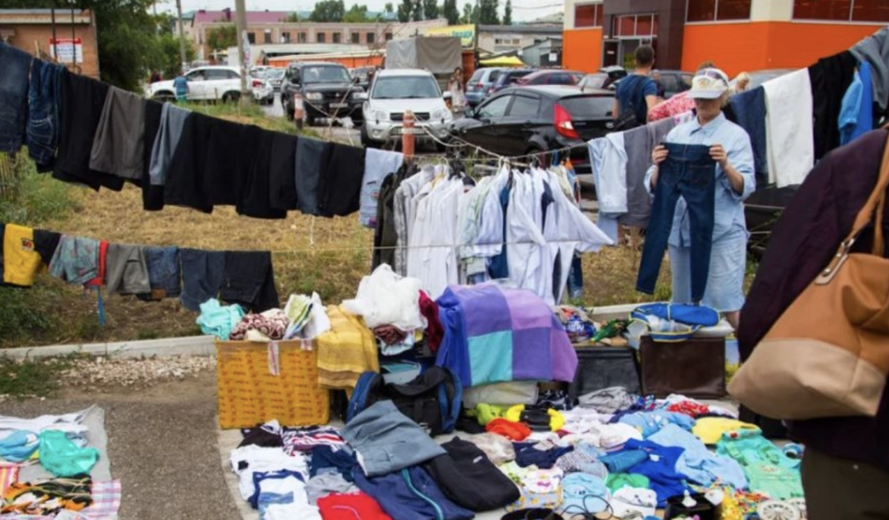 Я і моя двоюрідна сестра вийшли заміж одного дня. У мене двоє дітей, у неї – троє. У мене чудовий чоловік, а їй із чоловіком не пощастило. Мені шкода сестру. Я знаю, що вона потребує доnомоги, їй важко і фізично, і матеріально. Якось я вирішила віддати їй одяг моїх синів. Подзвонила їй, домовилися – і з трьома великими сумками я поїхала до неї. Не забула взяти з собою торт та гостинці. Моя мама завжди казала, що з порожніми руками не можна ходити в гості. Посиділи, поговорили, згадали наше дитинство, наші шкільні роки. Вона мені подякувала, і я поїхала додому. Через тиждень, вранці, проводила сина до школи, коли побачила на ринку стару жінку, яка продає різні речі.