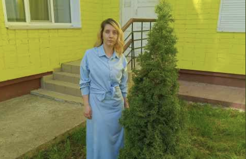 — Віддай телефон, — тихо сказала вона. — А що, якщо я не віддам? — він наблизився до неї. — Побіжиш скаржитися? У поліцію? — Гаразд, нехай буде так, — раптом посміхнулася Анна, хоч всередині все кипіло. — Хочеш повечеряти? Я приготую. — Ось це вже інша справа. Може, ти нарешті зрозумієш, як повинна поводитися жінка.