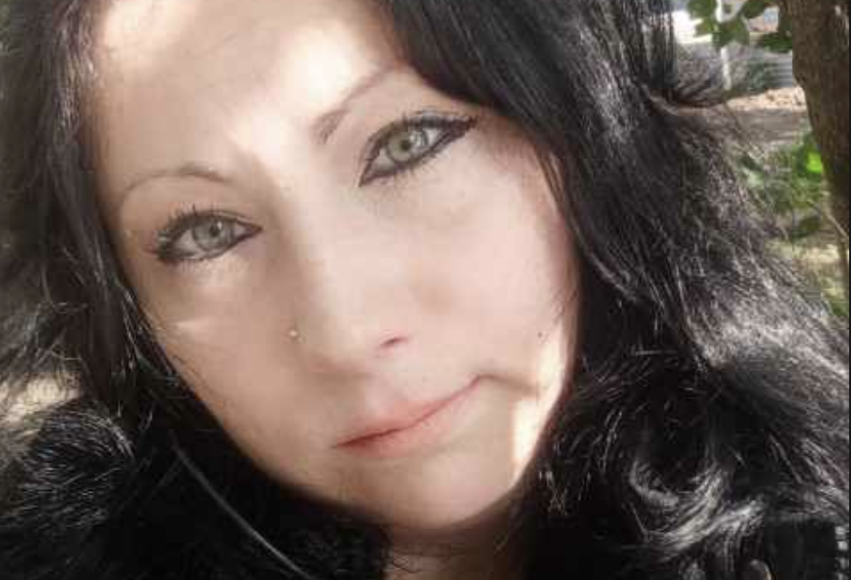 Невдовзі, повертаючись із магазину, Ліда побачила біля свого будинку машину сина. Денис вийшов із неї, а за ним хлопчик років восьми. – Привіт, мамо! Познайомся, це Павлик. Він мені як рідний син, – сказав Денис. – Привіт, проходьте до хати, – усміхнулася Ліда і взялася накривати на стіл. За обідом син нарешті розкрив карти…